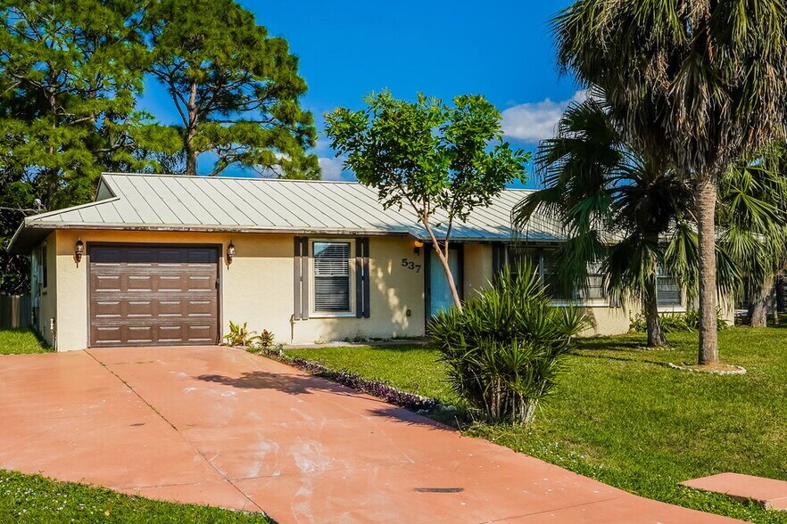 Primary Photo - 537 SE Starflower Ave