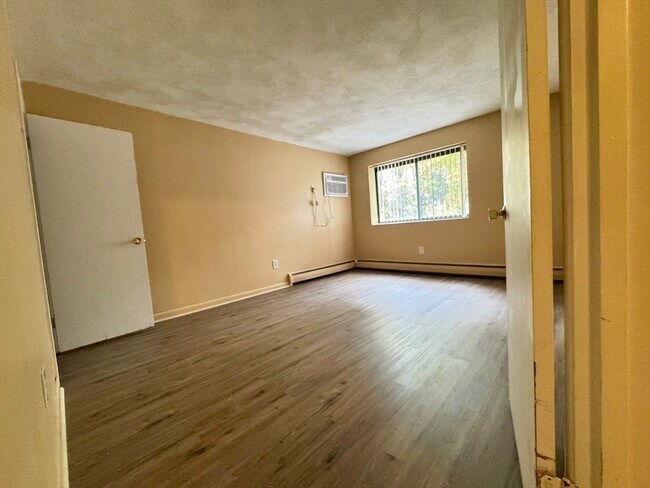 Building Photo - 32 Whites Ave