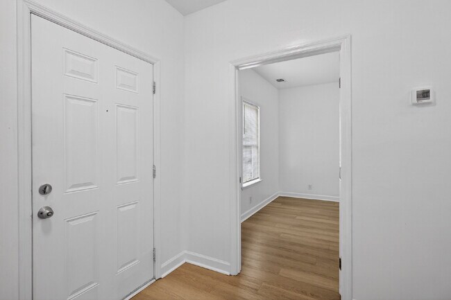 Building Photo - Cozy bungalow close to everything