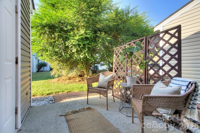 Building Photo - 8268 Golf Ridge Dr