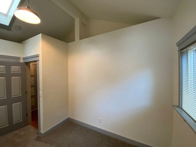 Building Photo - 2 Bedroom, 1.5 Bathroom on Jefferson St.
