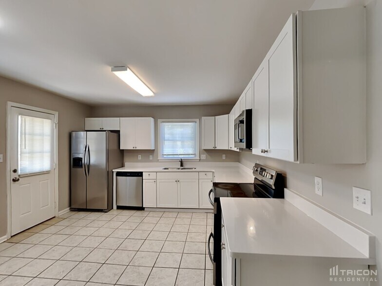 Building Photo - 7400 Palmetto Ct