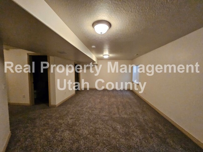 Building Photo - Orem Townhome Central to City Center