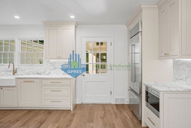 Building Photo - Elegant Fox Chapel 4-Bedroom, 3.5-Bath Home