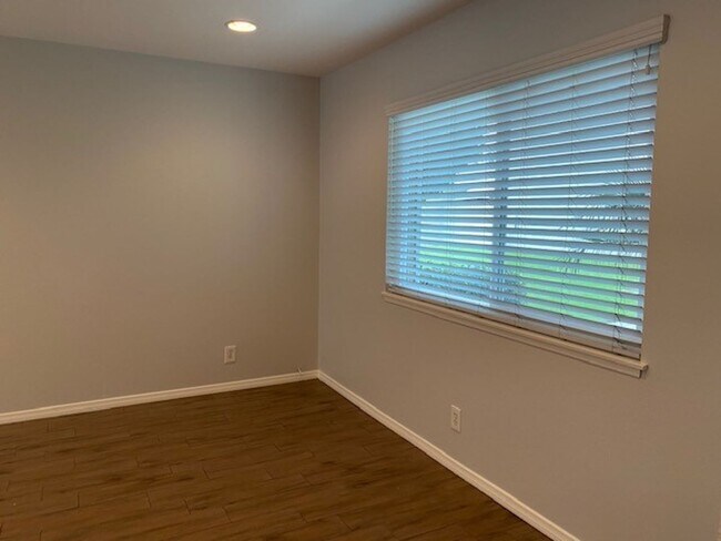 Building Photo - **Coming Soon ** Spacious 4-Bedroom Townho...