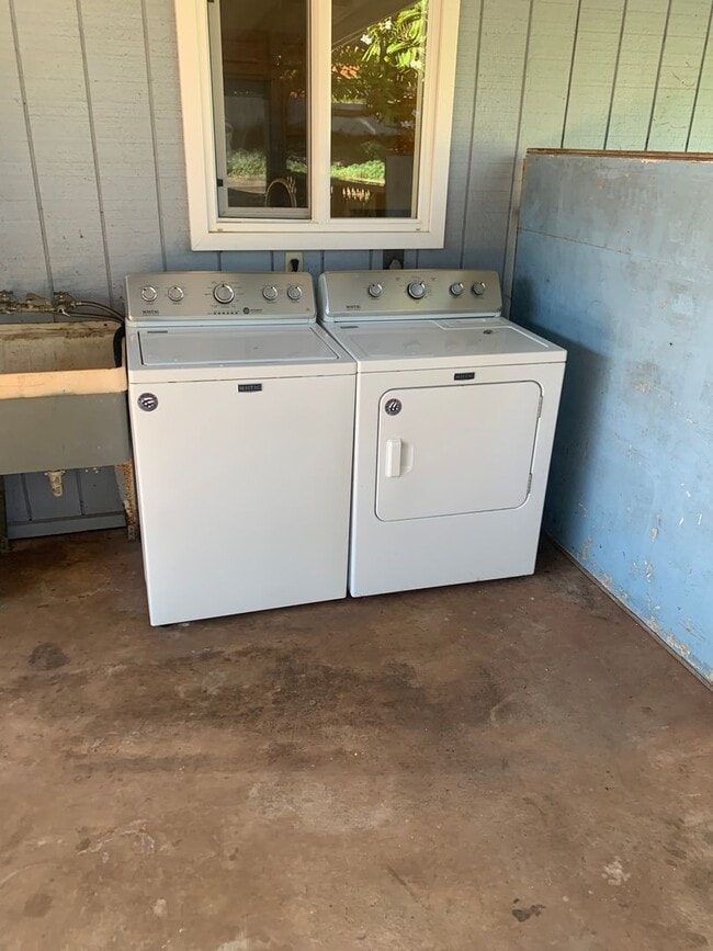 Building Photo - 3 Bedroom / 1 Bath House in Paia town! Walking distance from the beach!