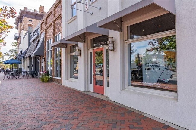 Building Photo - 427 Burton Dr
