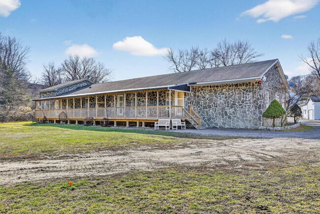 Building Photo - 443 Clove Rd