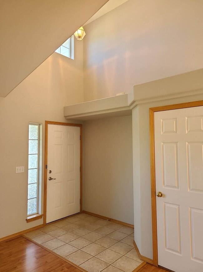 Building Photo - Spacious 4 bedroom 2.5 bedroom home in the Coeur d'Alene.