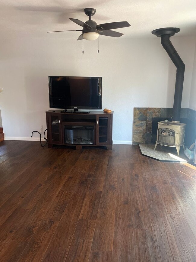 Building Photo - Charming 2 bedroom, 1 bathroom house with ...