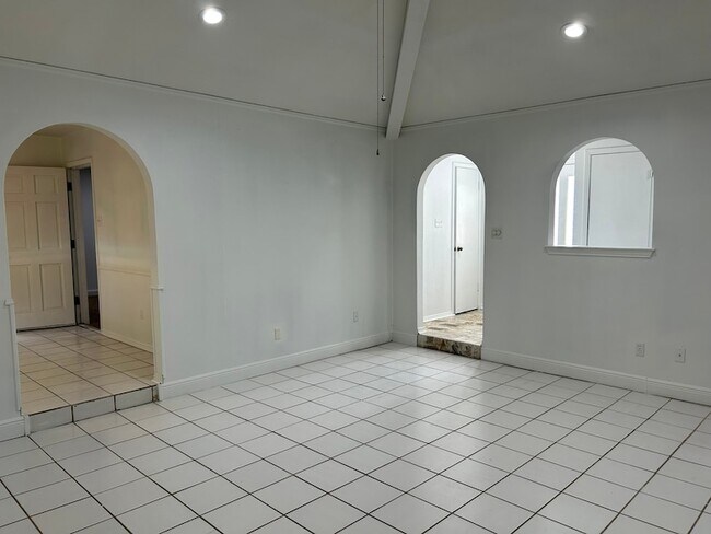 Building Photo - 1709 Vicksburg Dr