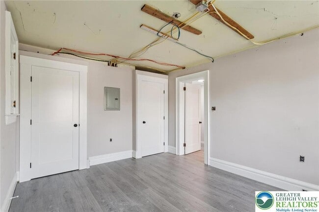 Building Photo - 313 Edgewood Dr