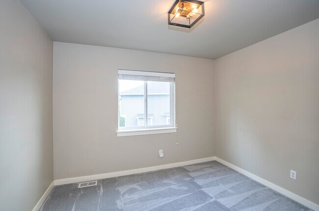 Building Photo - 1749 Skyline Ridge Ln SW