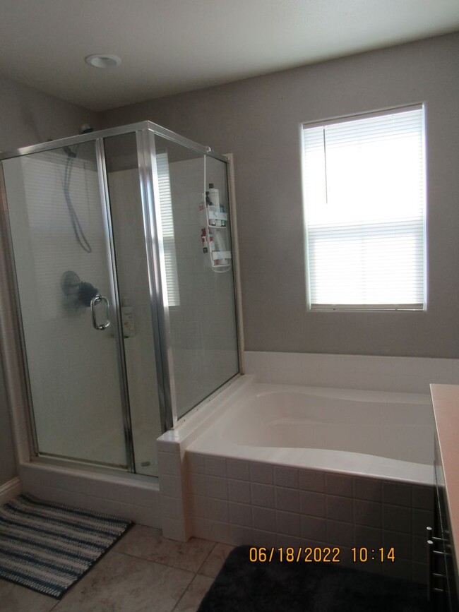 Building Photo - Beautiful Newer Two Story Home in The Gate...