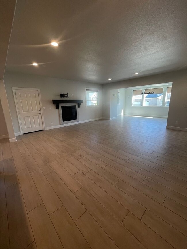 Building Photo - NEWER BUILT 3 BED/2 BATH HOME