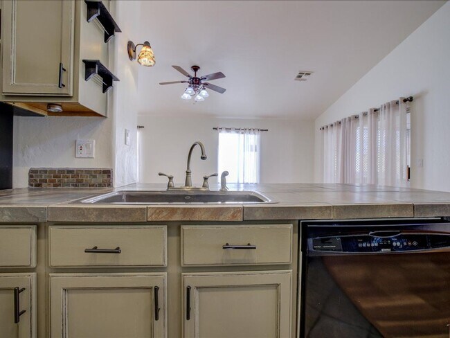 Building Photo - 3 Bedroom 2 Bathroom