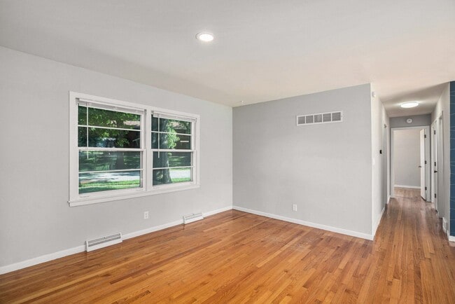 Building Photo - Move in special!! Beautiful 3BR/2BA w/ Garage & Fenced Yard