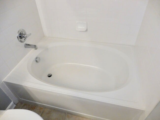 Building Photo - Private Ground Floor Condo in the Heart of Germantown