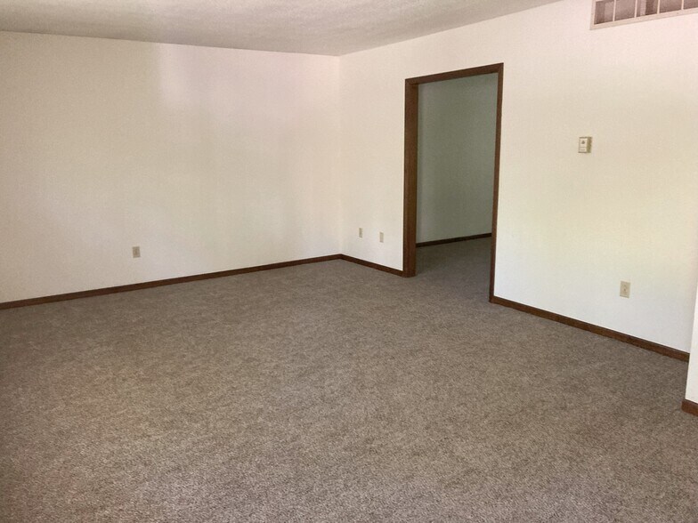 Building Photo - 1616 Garden Dr