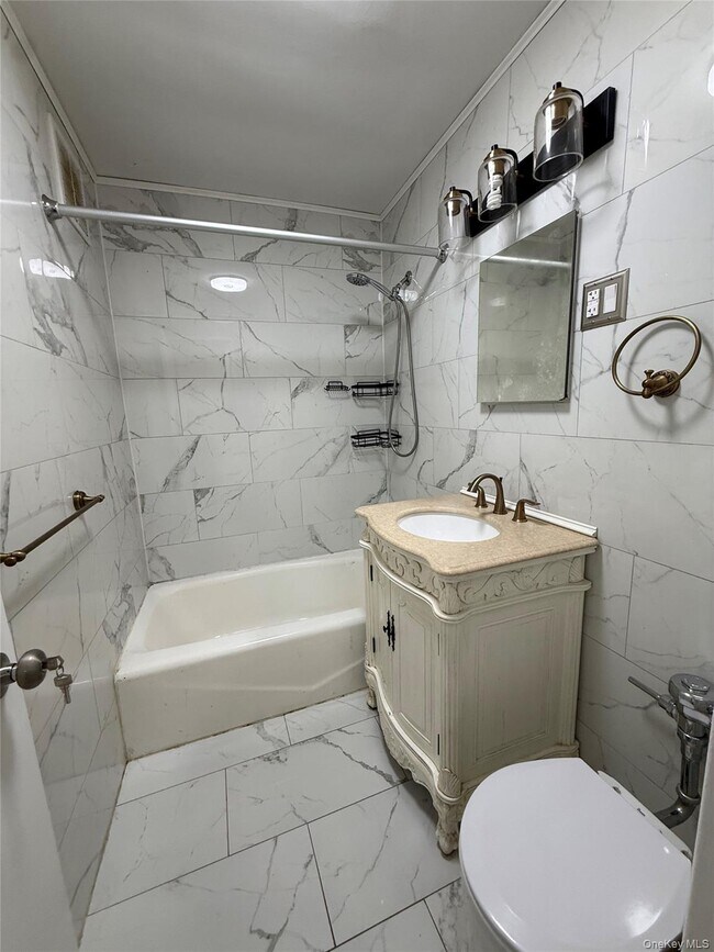 Building Photo - 16 Lake St