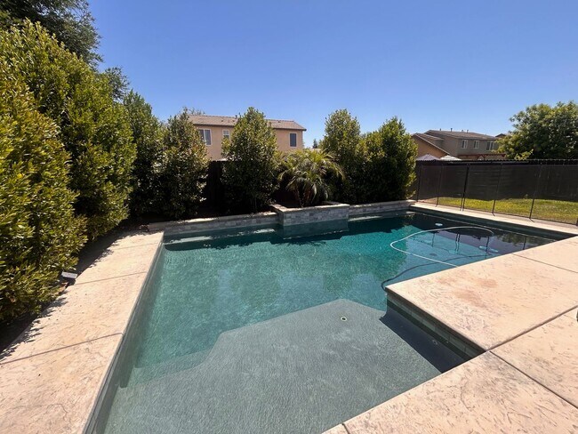 Building Photo - Beautiful home for rent in Visalia with a pool!