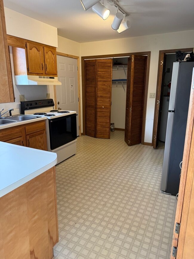 Building Photo - 2 bedroom 1 bathroom house