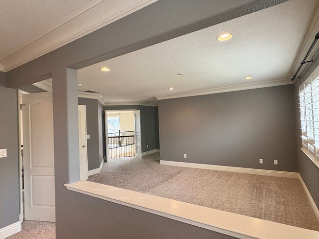 Building Photo - Beautiful 4 Bedroom 3 Full Bath Home in Th...