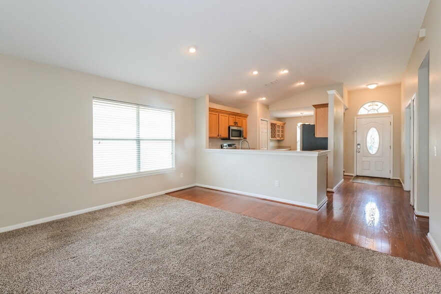 Building Photo - 573 Redberry Ln