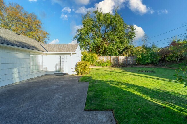 Building Photo - Newly Remodel Home in West Hills!