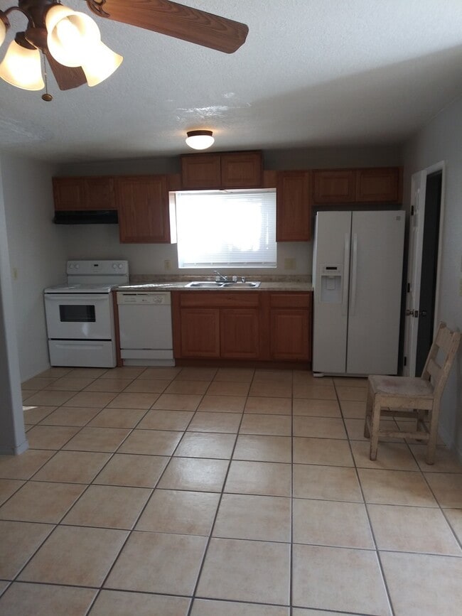 Building Photo - Renovated super cute 2 bedroom home