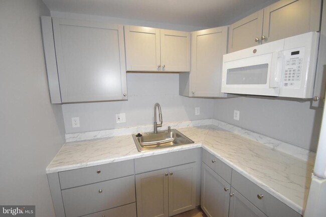 Building Photo - 3931 Dominion Dr