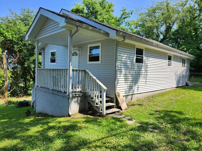 Building Photo - COMING SOON - 2 bedroom 1 bath fully updat...