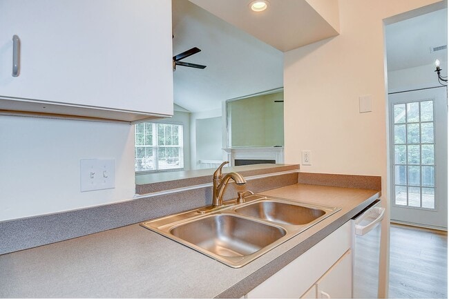 Building Photo - 2393 London Pointe Dr