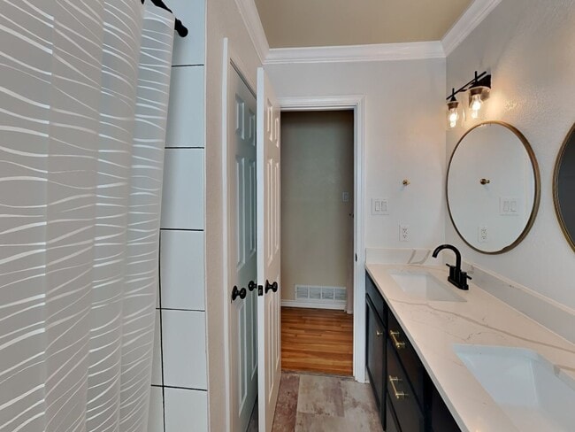 Building Photo - Live Where Location and Comfort Come Together