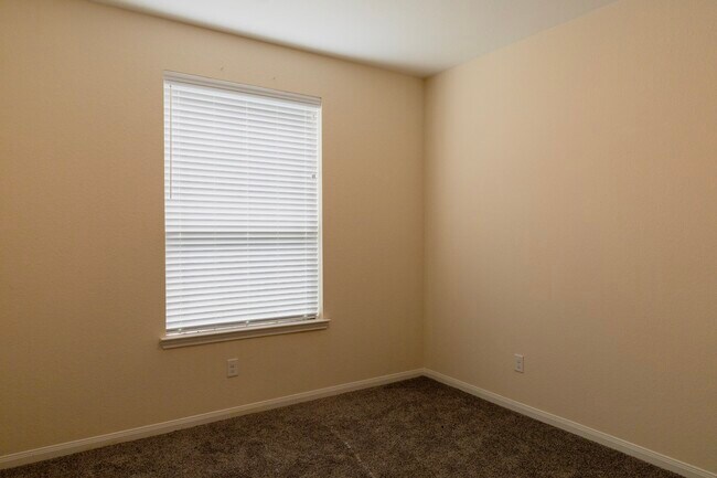Building Photo - 221 White Wing Ln