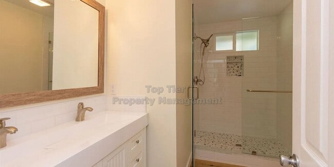 Building Photo - Charming Single Family Home in Vista! 3 be...
