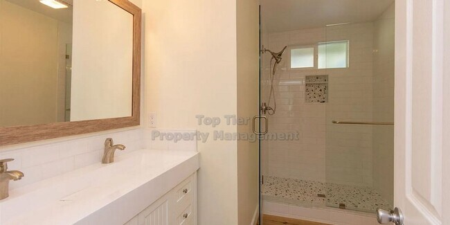 Building Photo - Charming Single Family Home in Vista! 3 beds, 2 baths- additional bonus room with kitchen and pri...