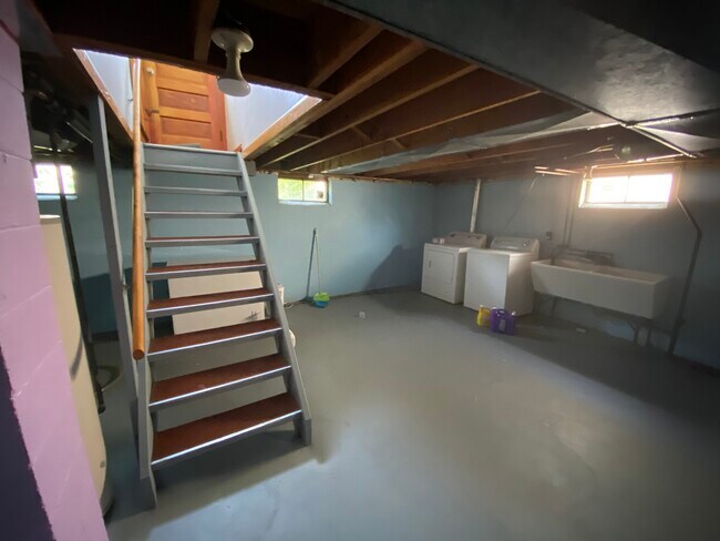 Building Photo - 406 Callodine Ave