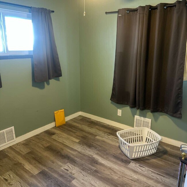 Building Photo - 1325 S Utica St