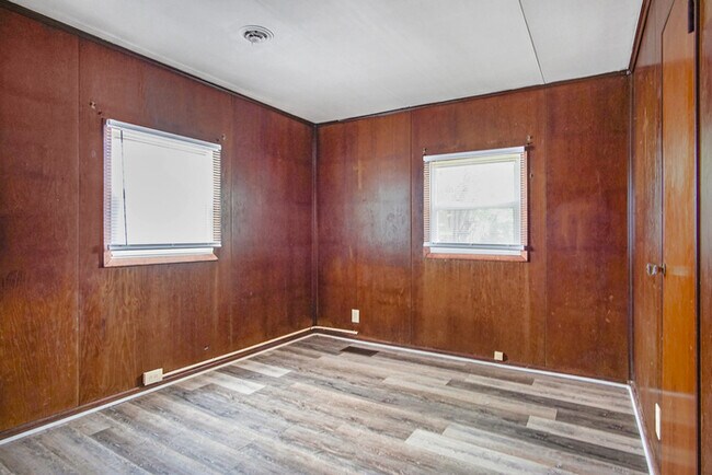 Building Photo - Three bedroom south side retreat
