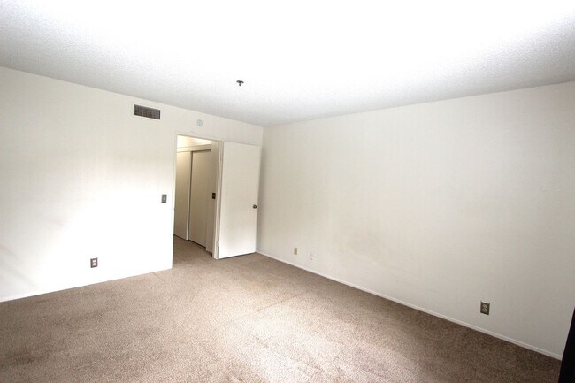 Building Photo - Large 2 bedroom 2 bathroom condo available...