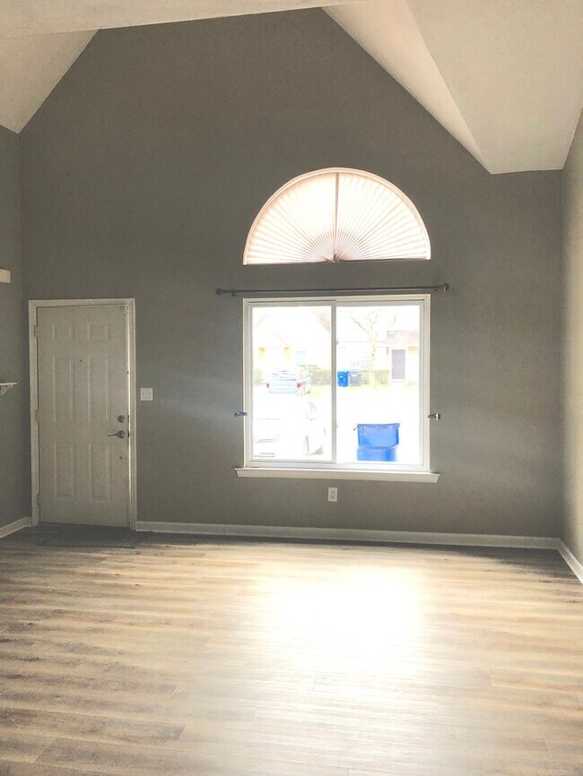 Building Photo - TOWN HOME W/ LOFT AND OPEN FLOOR PLAN FOR ...