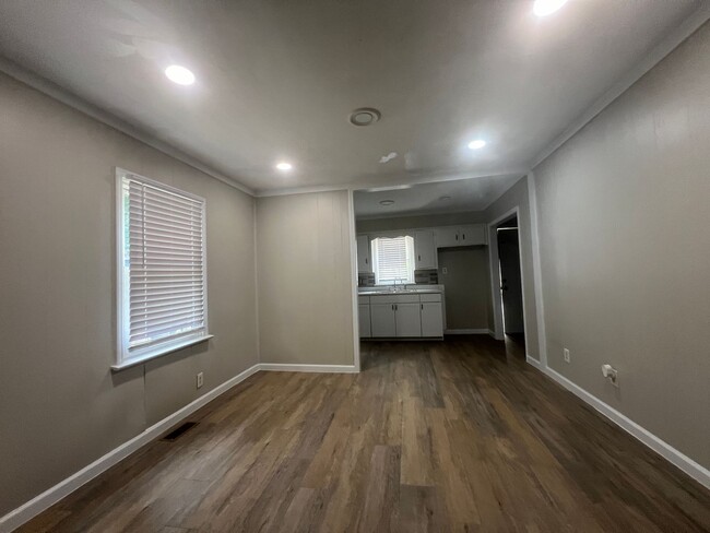 Building Photo - *Just reduced & Move-in ready! **$395 move...