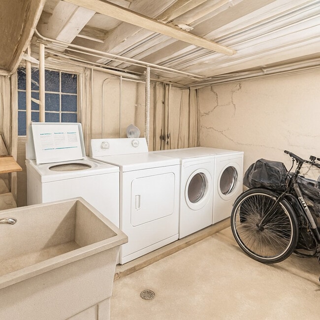 Building Photo - 4701 N Kilbourn Ave