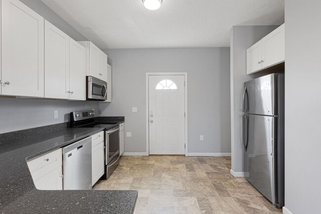 Building Photo - 2 bed 2 bath available