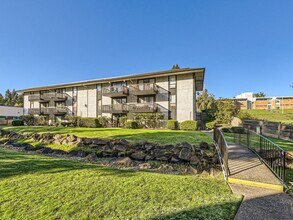 Building Photo - Immaculate 2 Bedroom Condo @ A Convenient Lynnwood Location!