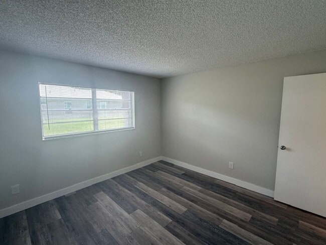 Building Photo - 2 Bedroom/1 Bathroom Apartment