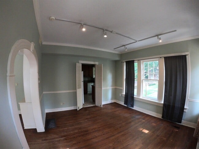 Building Photo - 824 Oakwood St