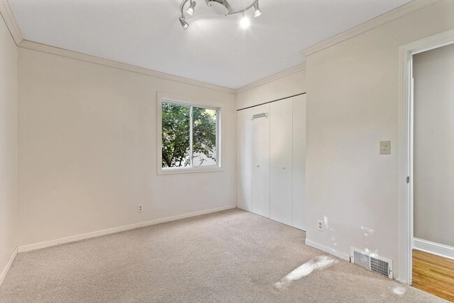Building Photo - 3301 Shepherd Hills Dr