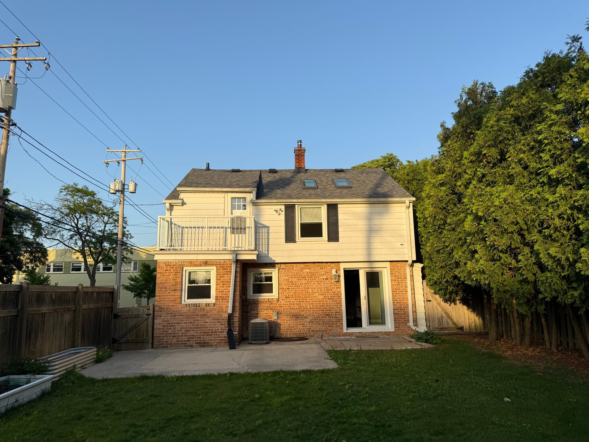 Building Photo - 5577 N Kent Ave